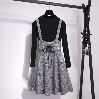 お進めコーデラウンドネック無地シンプルトップス+スウィート刺繍ワンピースセットアップ